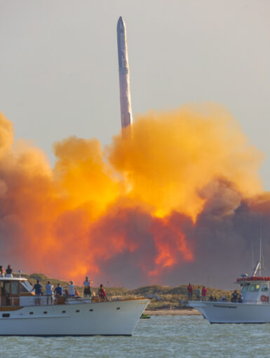 Lift off of SpaceX Starship 6